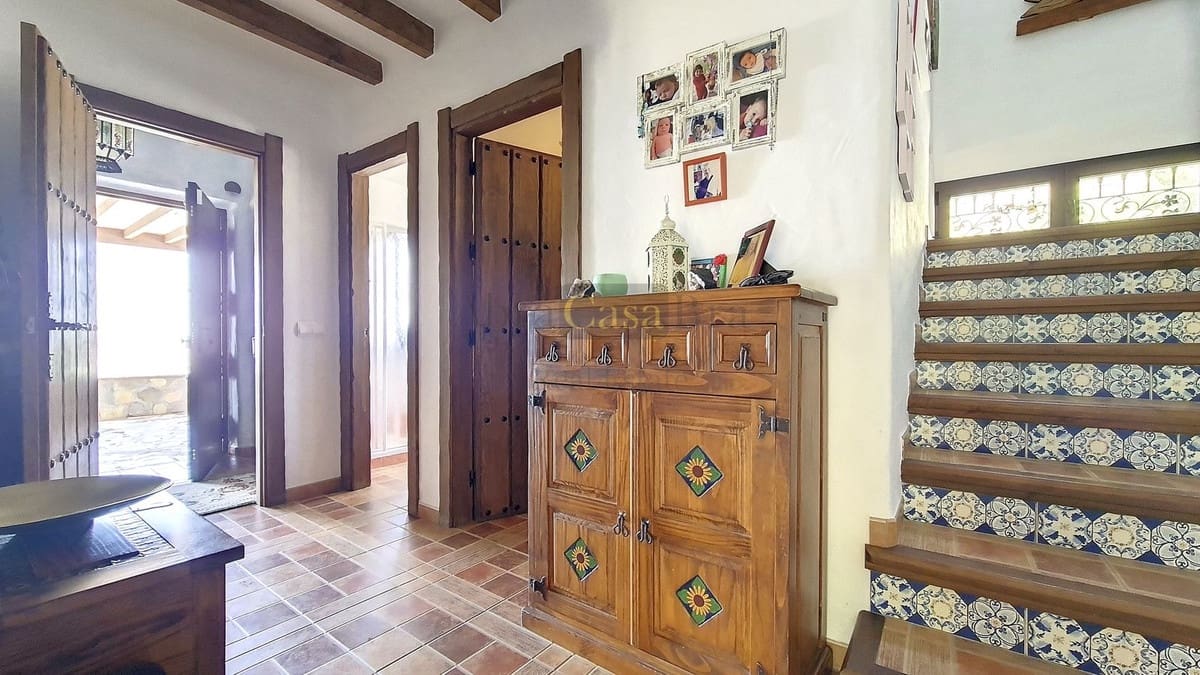 Chalet de 4 habitaciones en Canillas de Albaida en venta con piscina garaje - 650.000 € (Ref: 8410162)