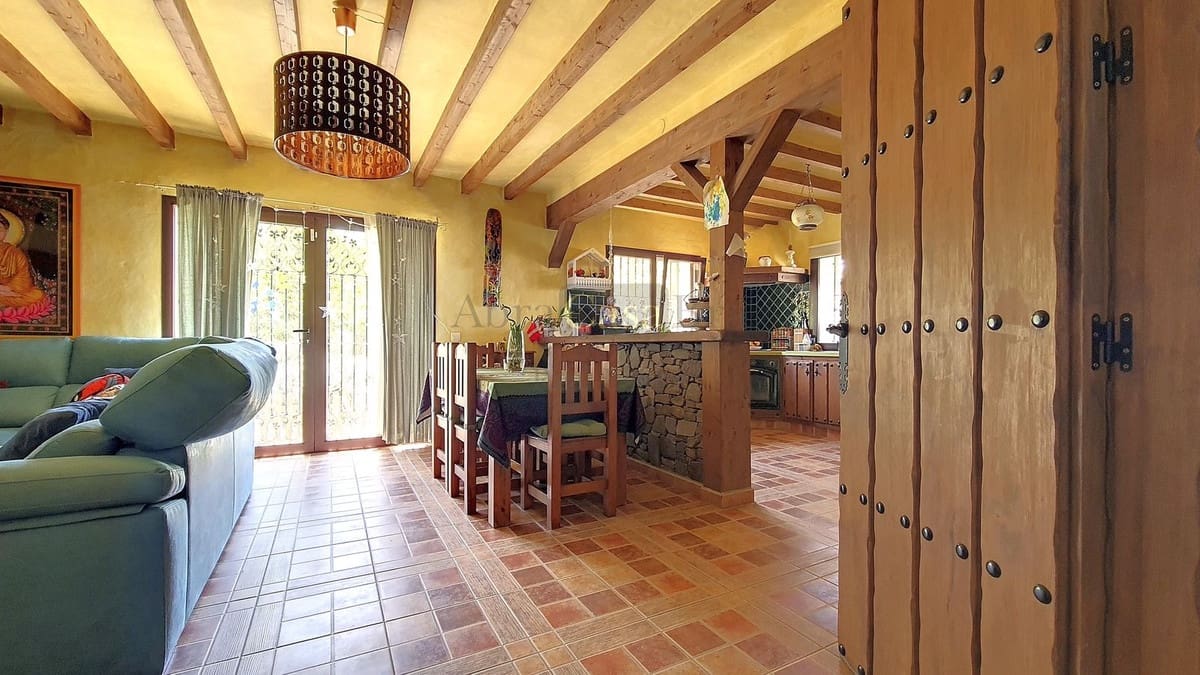 Chalet de 4 habitaciones en Canillas de Albaida en venta con piscina garaje - 650.000 € (Ref: 8410162)