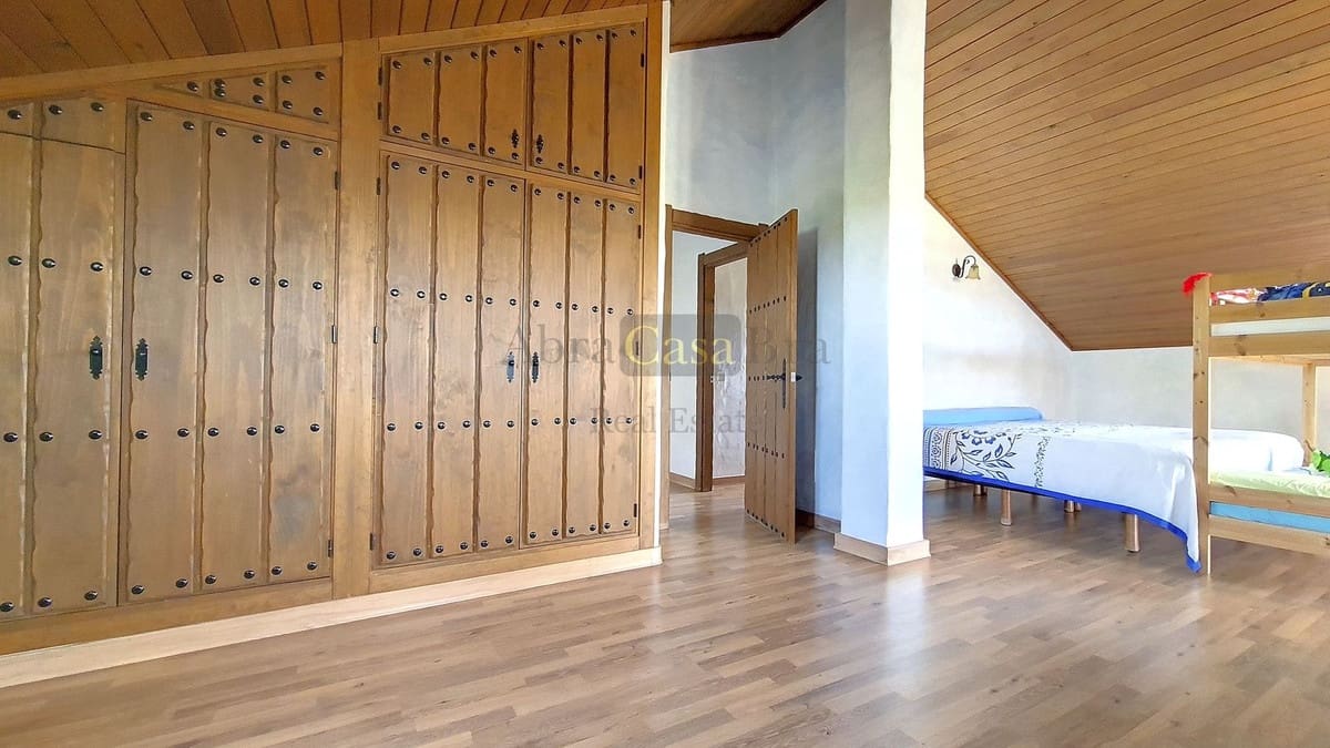 Chalet de 4 habitaciones en Canillas de Albaida en venta con piscina garaje - 650.000 € (Ref: 8410162)
