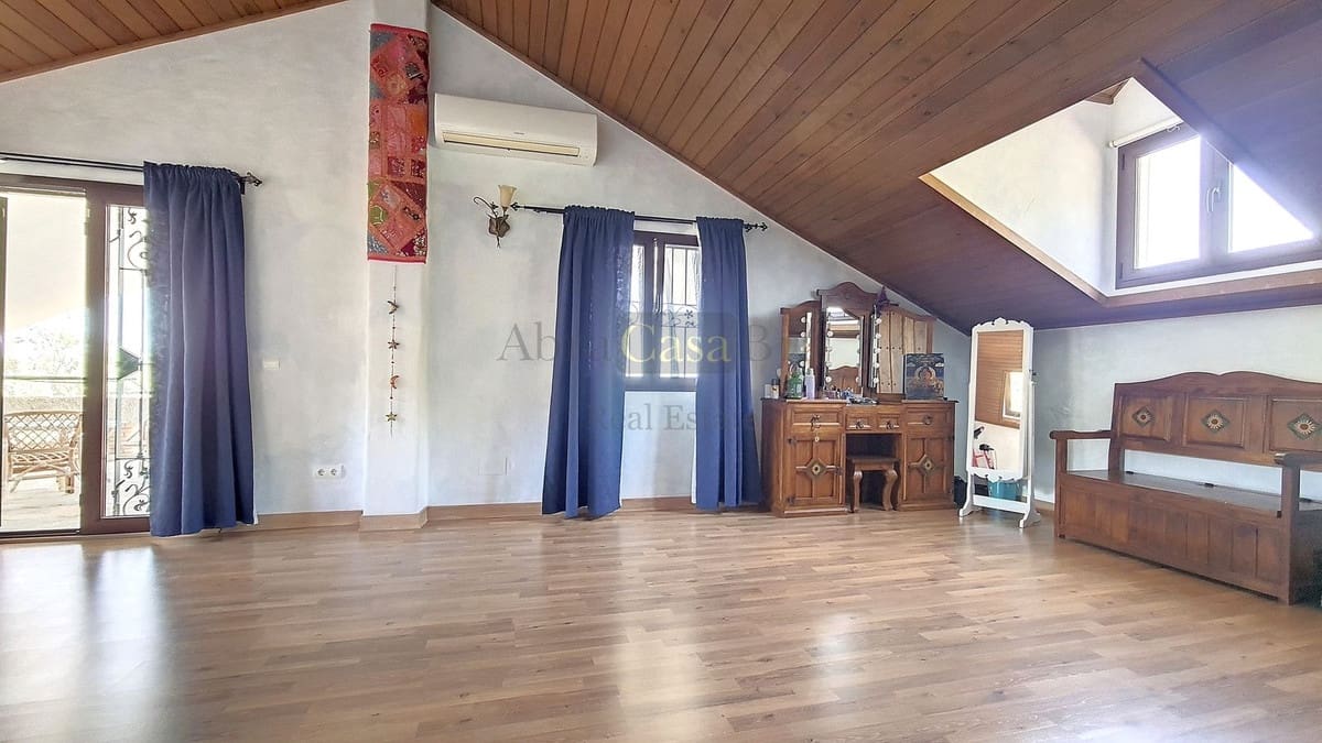 Chalet de 4 habitaciones en Canillas de Albaida en venta con piscina garaje - 650.000 € (Ref: 8410162)