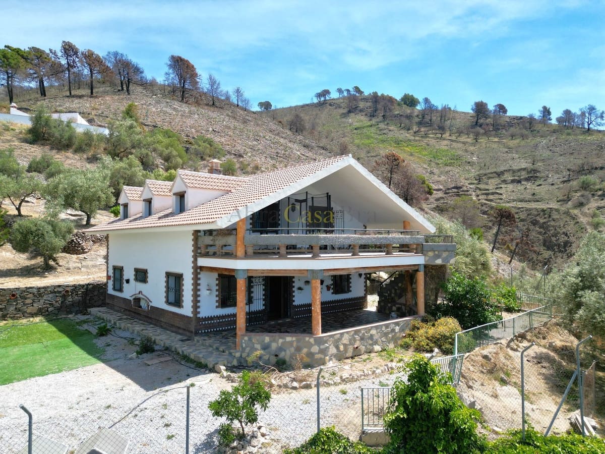 Chalet de 4 habitaciones en Canillas de Albaida en venta con piscina garaje - 650.000 € (Ref: 8410162)