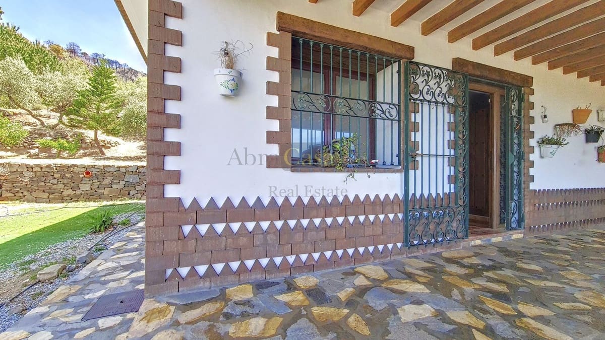 Chalet de 4 habitaciones en Canillas de Albaida en venta con piscina garaje - 650.000 € (Ref: 8410162)