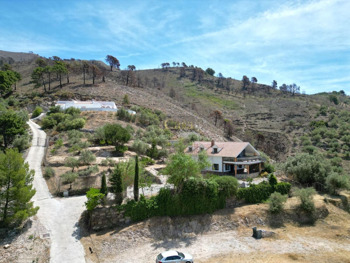 Chalet de 4 habitaciones en Canillas de Albaida en venta con piscina garaje - 650.000 € (Ref: 8410162)