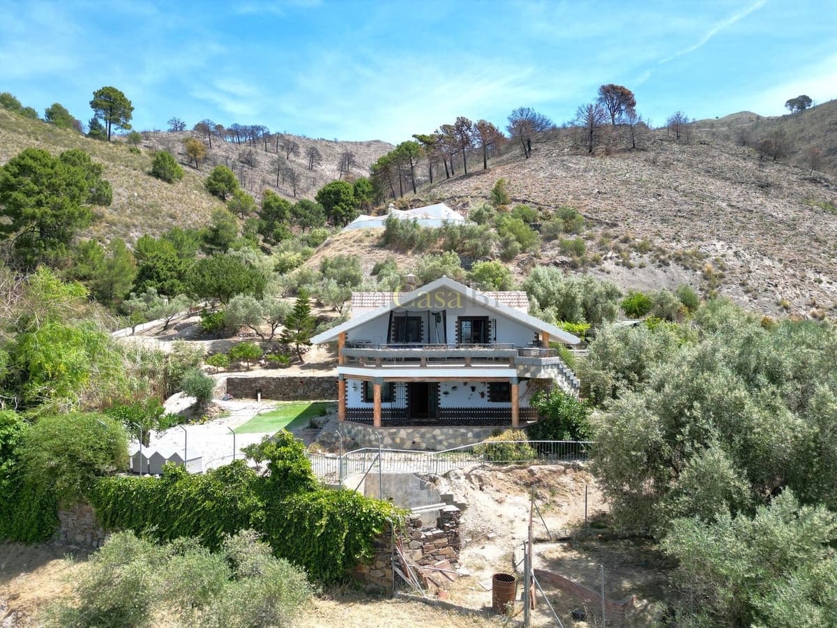 Chalet de 4 habitaciones en Canillas de Albaida en venta con piscina garaje - 650.000 € (Ref: 8410162)