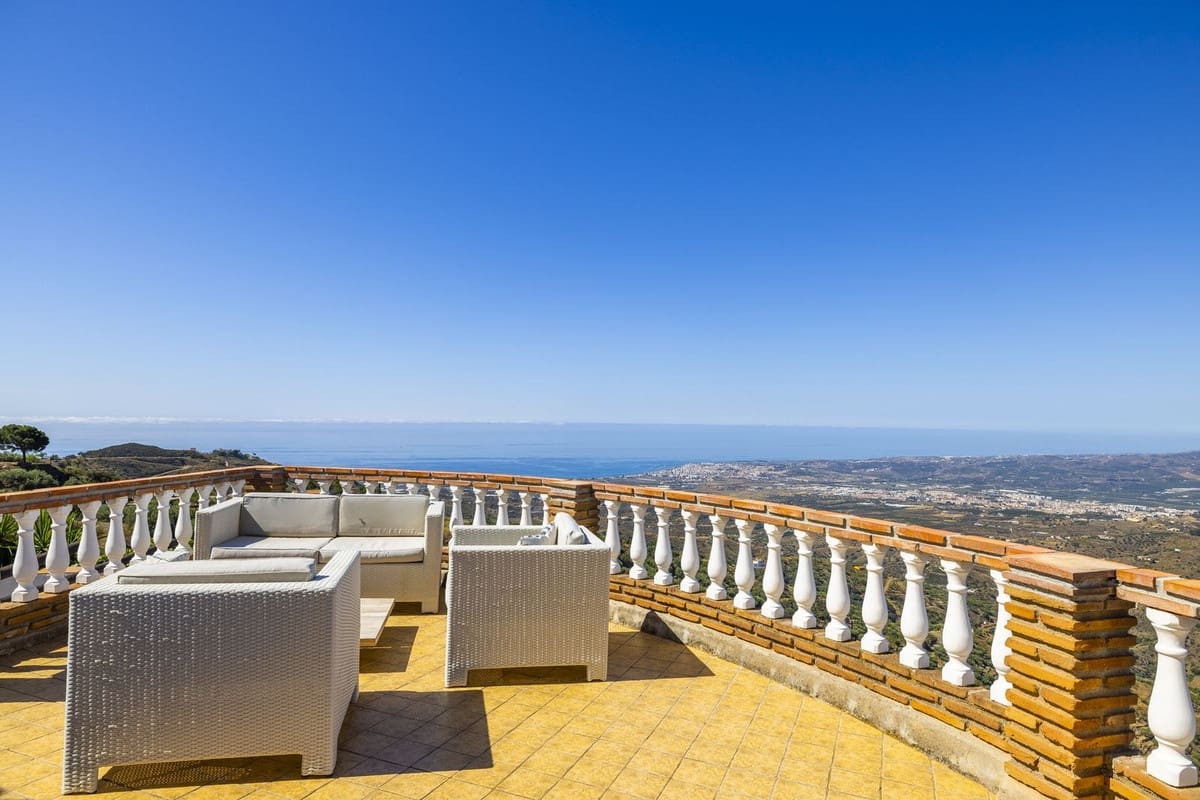 3 soveværelse Villa til salg i Arenas med swimmingpool garage - € 649.000 (Ref: 8410172)