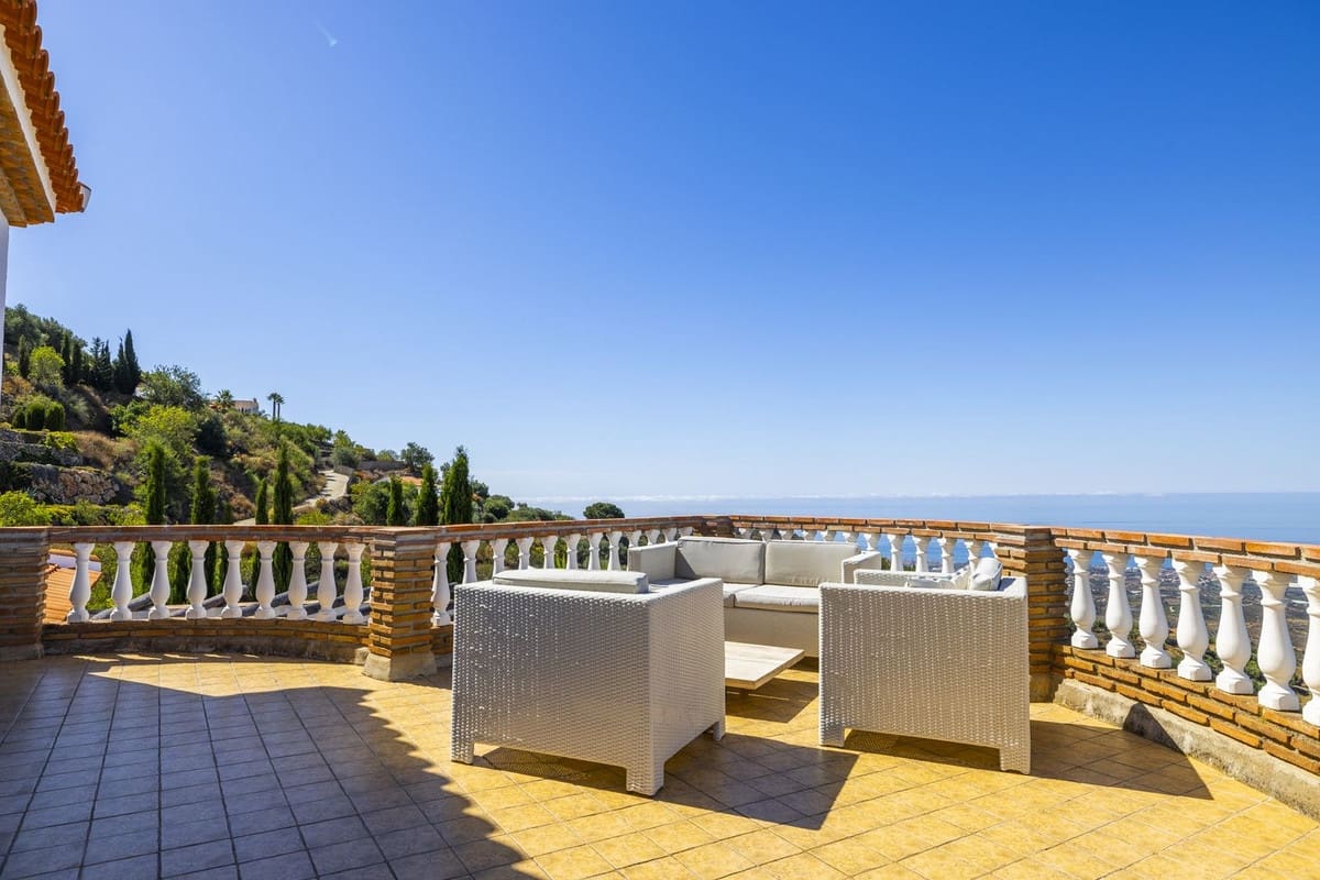 3 soverom Villa til salgs i Arenas med svømmebasseng garasje - € 649 000 (Ref: 8410172)