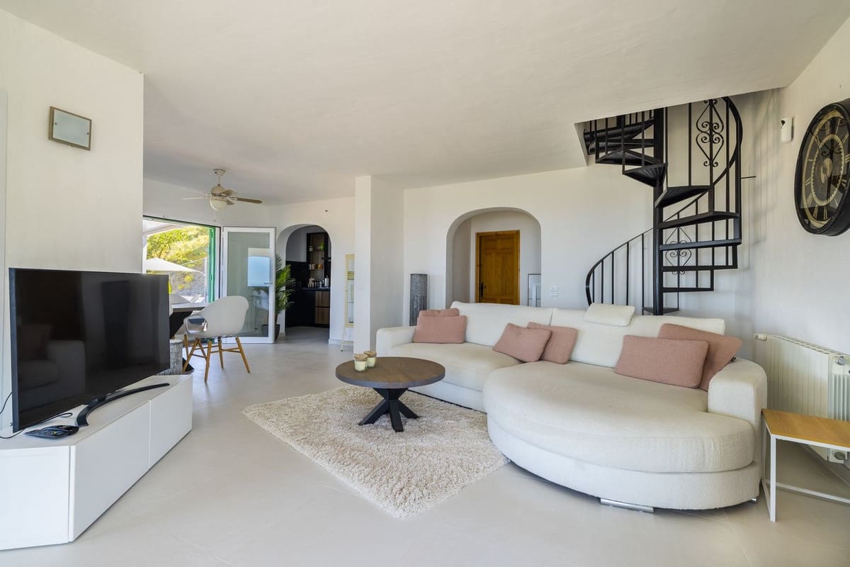 3 soverom Villa til salgs i Arenas med svømmebasseng garasje - € 649 000 (Ref: 8410172)