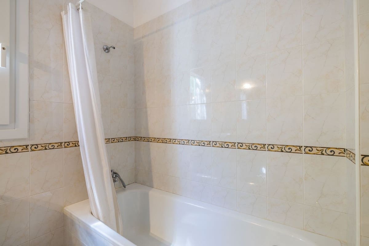 3 soverom Villa til salgs i Arenas med svømmebasseng garasje - € 649 000 (Ref: 8410172)