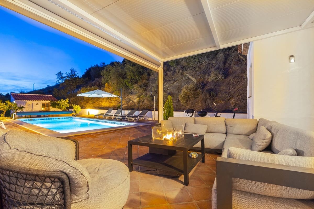 Chalet de 3 habitaciones en Arenas en venta con piscina garaje - 649.000 € (Ref: 8410172)