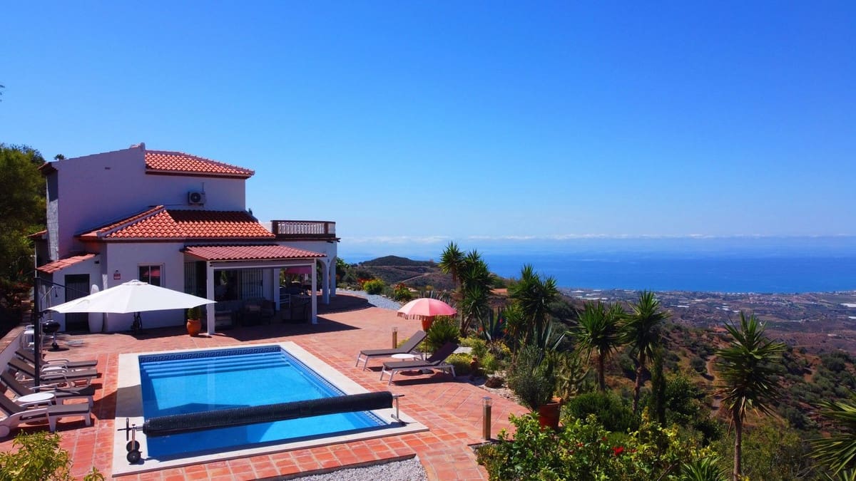 Chalet de 3 habitaciones en Arenas en venta con piscina garaje - 649.000 € (Ref: 8410172)