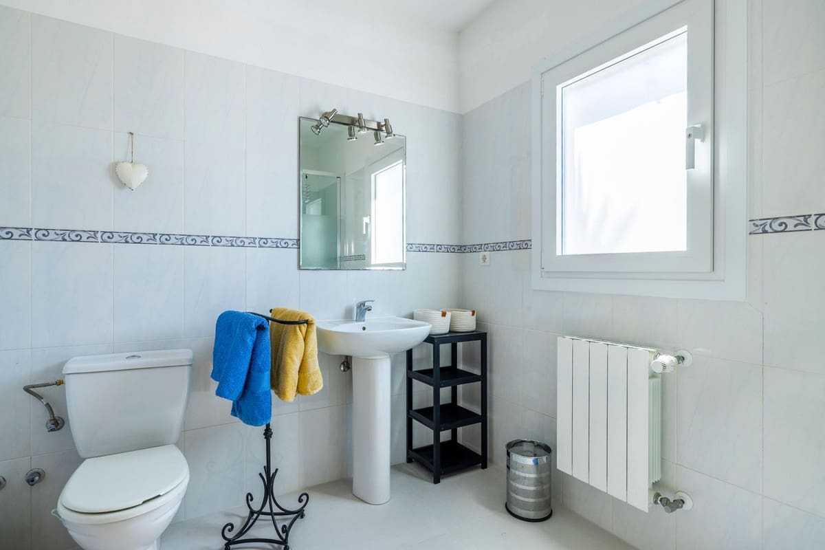 Chalet de 3 habitaciones en Arenas en venta con piscina garaje - 649.000 € (Ref: 8410172)