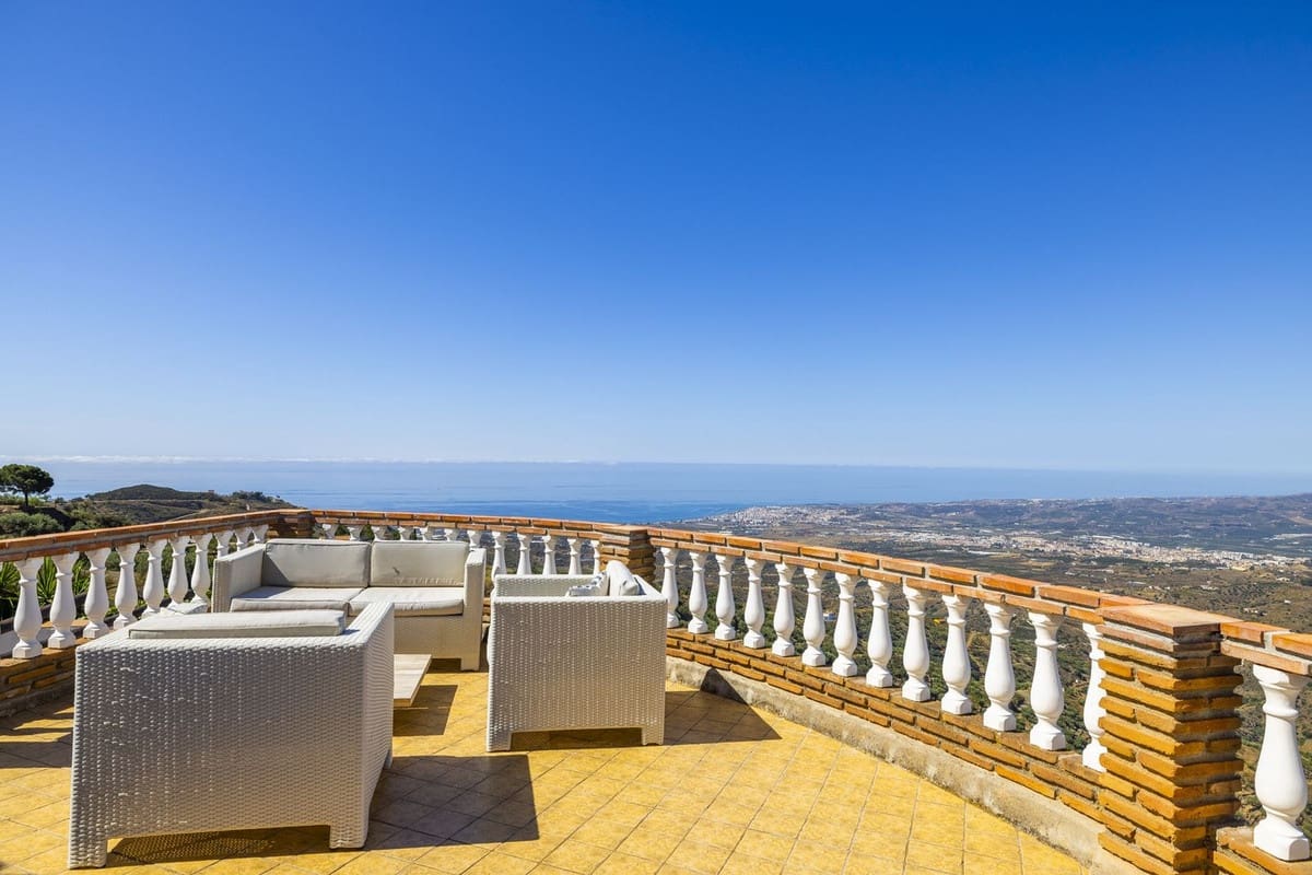 Chalet de 3 habitaciones en Arenas en venta con piscina garaje - 649.000 € (Ref: 8410172)