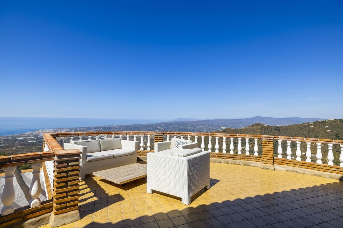 Chalet de 3 habitaciones en Arenas en venta con piscina garaje - 649.000 € (Ref: 8410172)