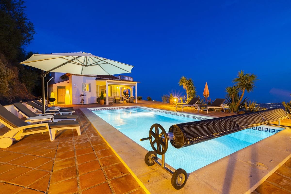 Chalet de 3 habitaciones en Arenas en venta con piscina garaje - 649.000 € (Ref: 8410172)