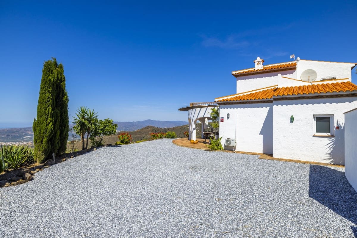 Chalet de 3 habitaciones en Arenas en venta con piscina garaje - 649.000 € (Ref: 8410172)