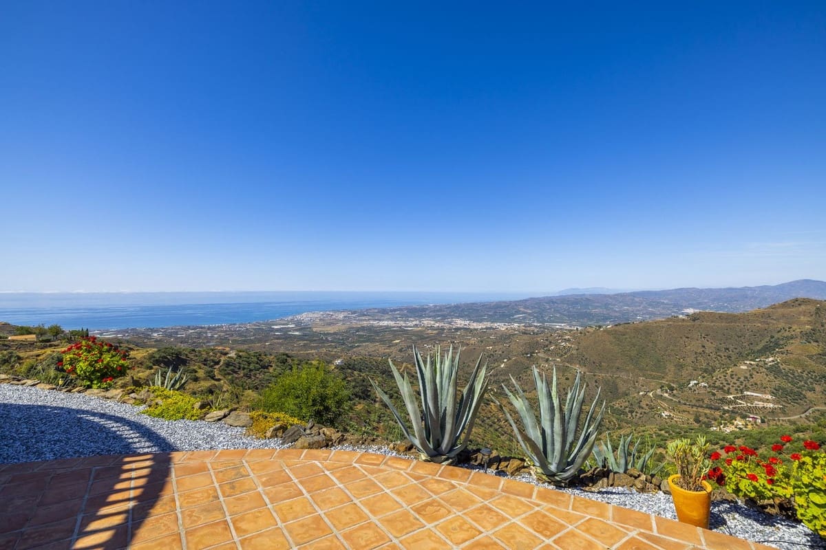 Chalet de 3 habitaciones en Arenas en venta con piscina garaje - 649.000 € (Ref: 8410172)