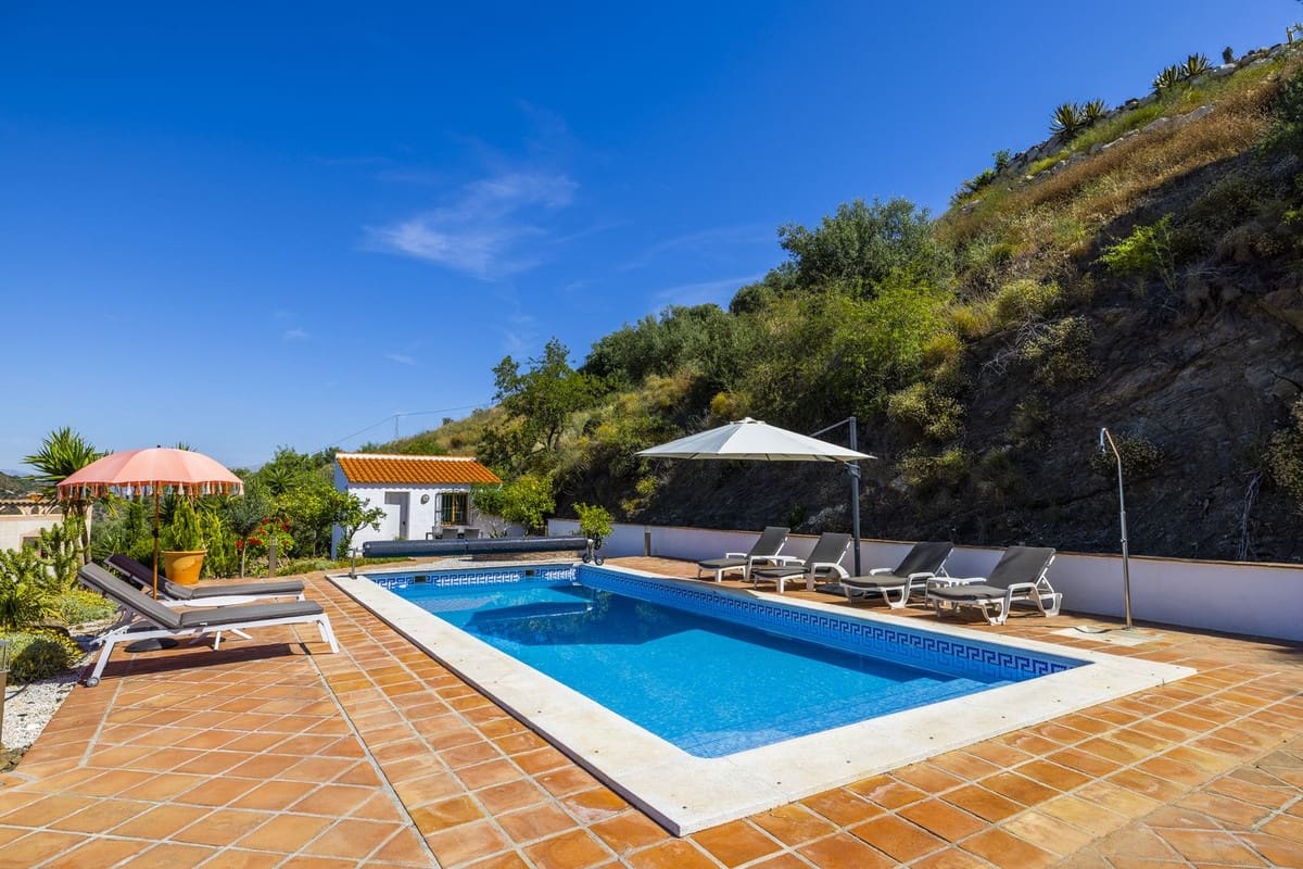 3 bedroom Villa for sale in Arenas with pool garage - € 649,000 (Ref: 8410172)