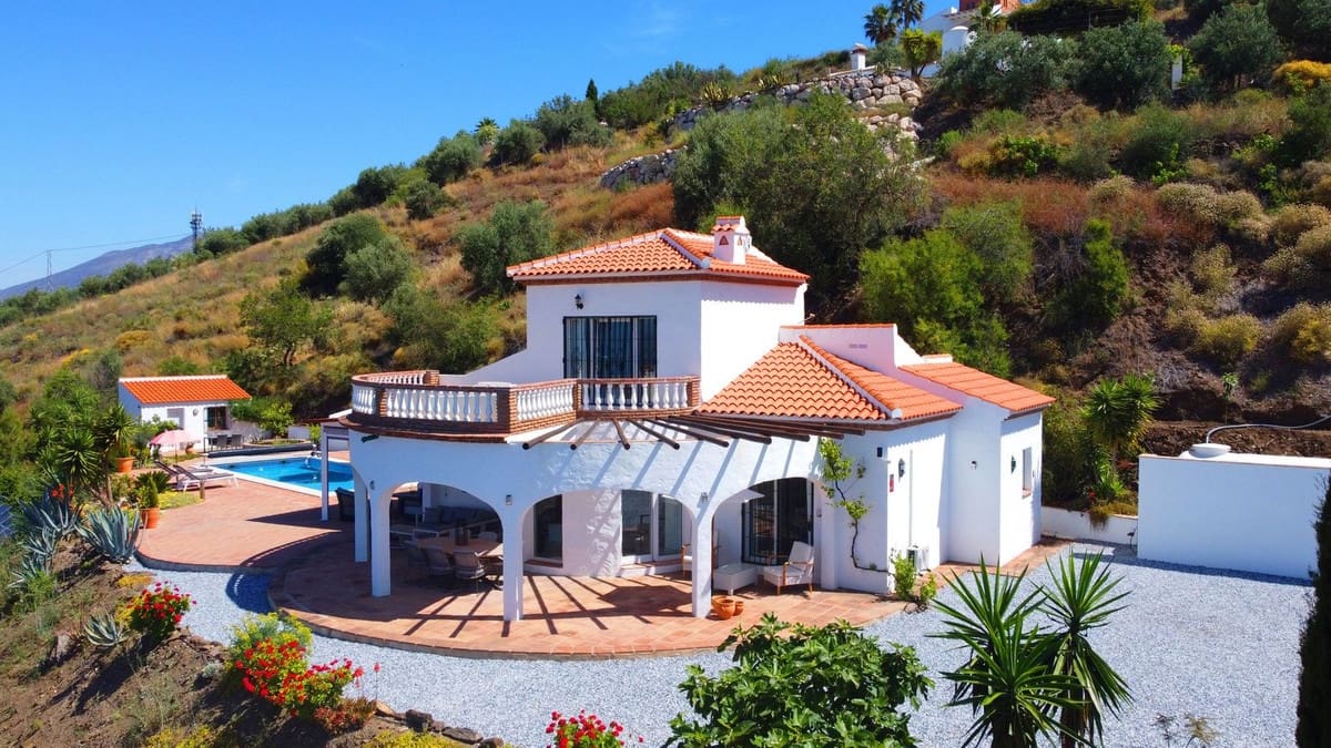3 bedroom Villa for sale in Arenas with pool garage - € 649,000 (Ref: 8410172)