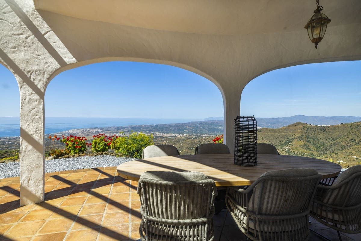 3 bedroom Villa for sale in Arenas with pool garage - € 649,000 (Ref: 8410172)