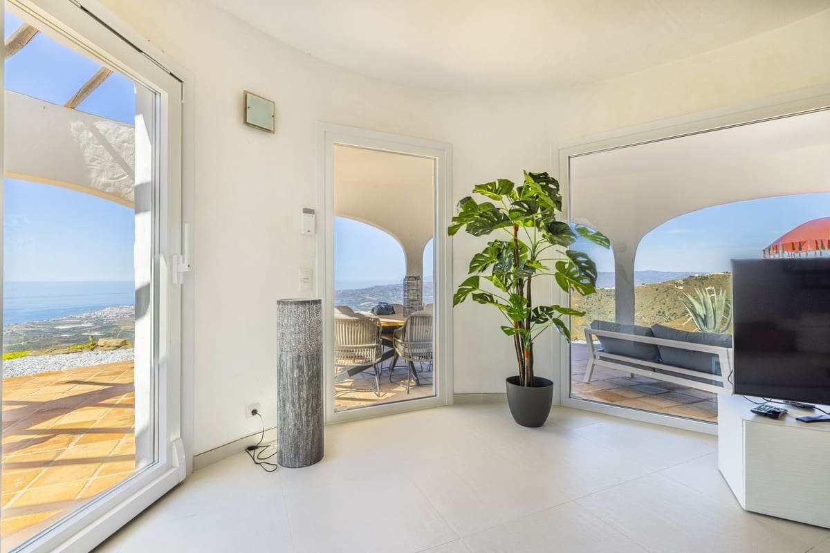 3 bedroom Villa for sale in Arenas with pool garage - € 649,000 (Ref: 8410172)