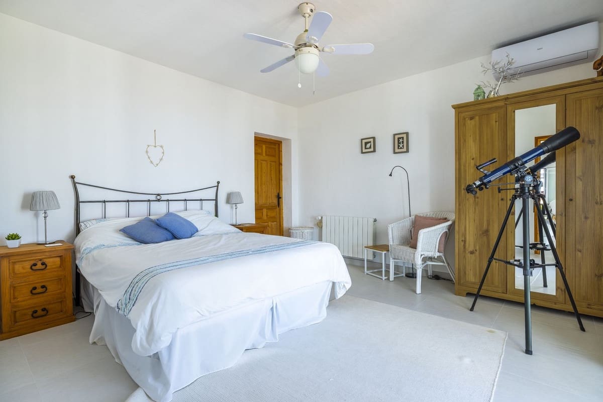 3 bedroom Villa for sale in Arenas with pool garage - € 649,000 (Ref: 8410172)