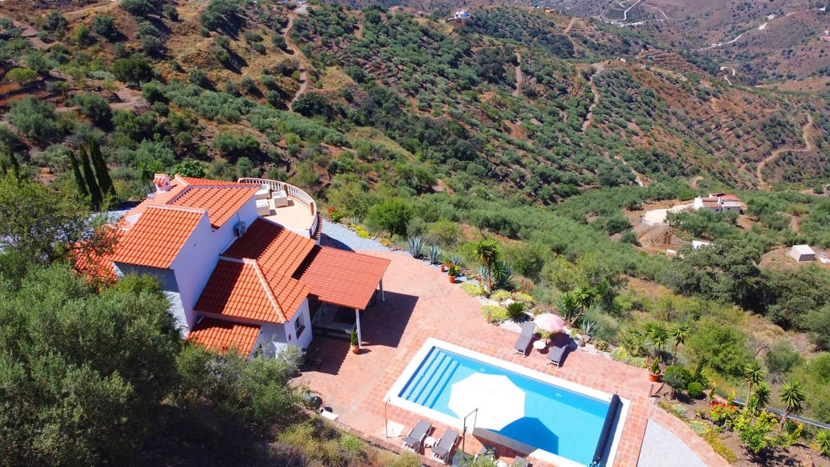 3 bedroom Villa for sale in Arenas with pool garage - € 649,000 (Ref: 8410172)
