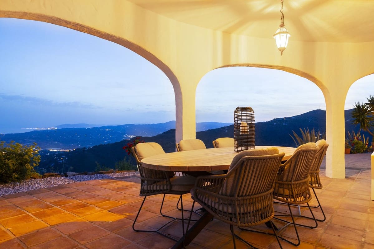 3 bedroom Villa for sale in Arenas with pool garage - € 649,000 (Ref: 8410172)