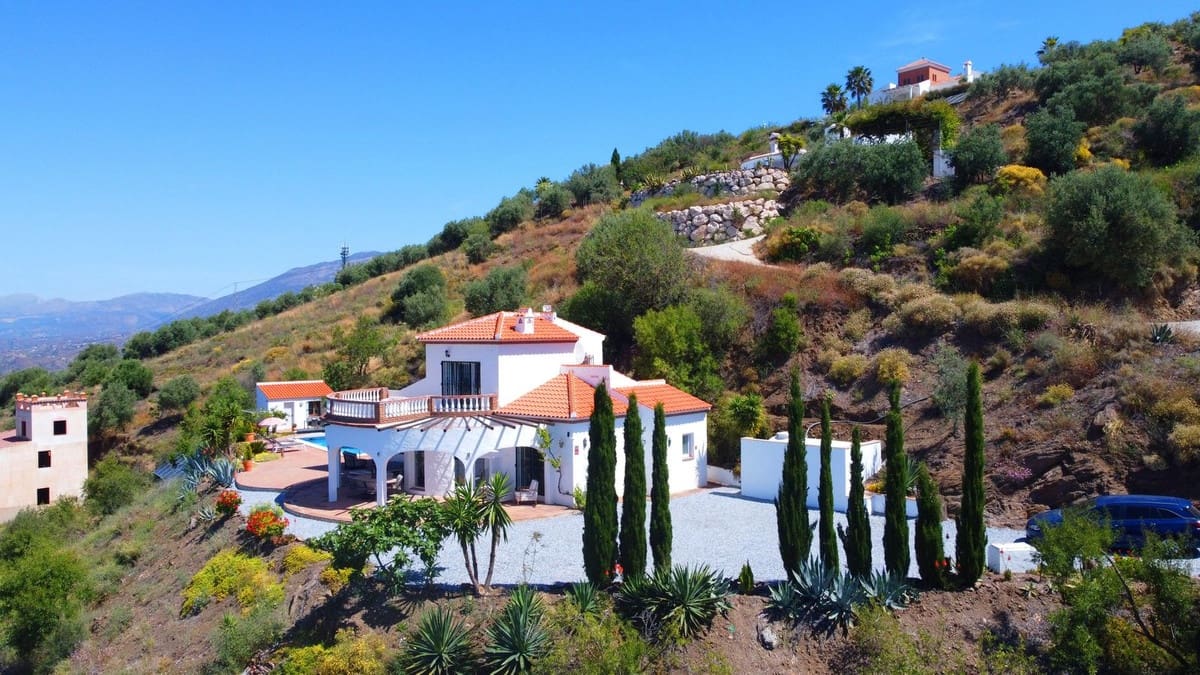 3 bedroom Villa for sale in Arenas with pool garage - € 649,000 (Ref: 8410172)