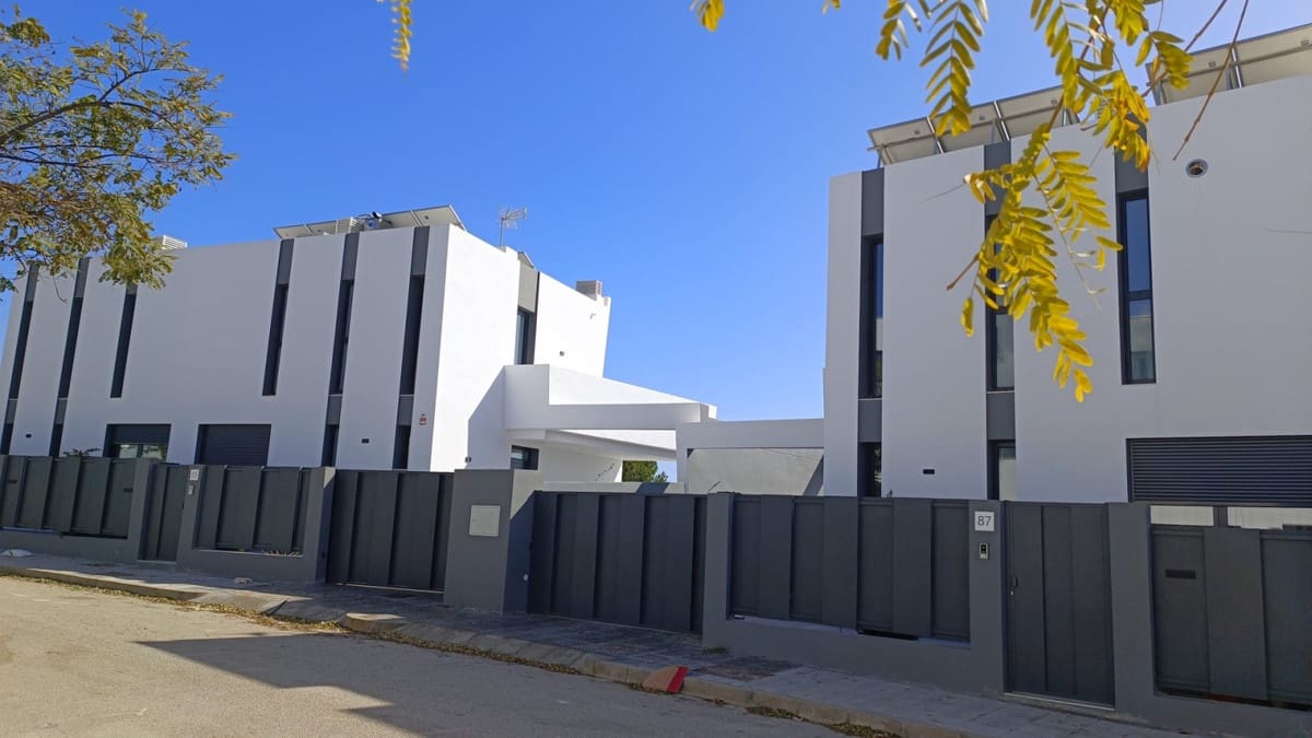 Pareado de 3 habitaciones en Torre del Mar en venta con piscina garaje - 549.900 € (Ref: 8410180)