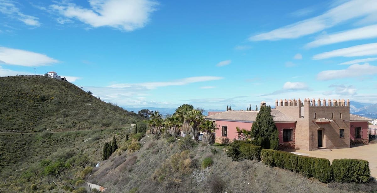 4 slaapkamer Villa te koop in Canillas de Aceituno met zwembad - € 480.000 (Ref: 8410186)