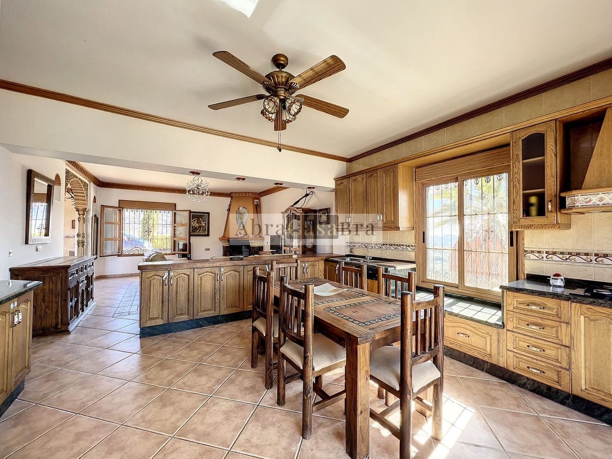 4 slaapkamer Villa te koop in Canillas de Aceituno met zwembad - € 480.000 (Ref: 8410186)