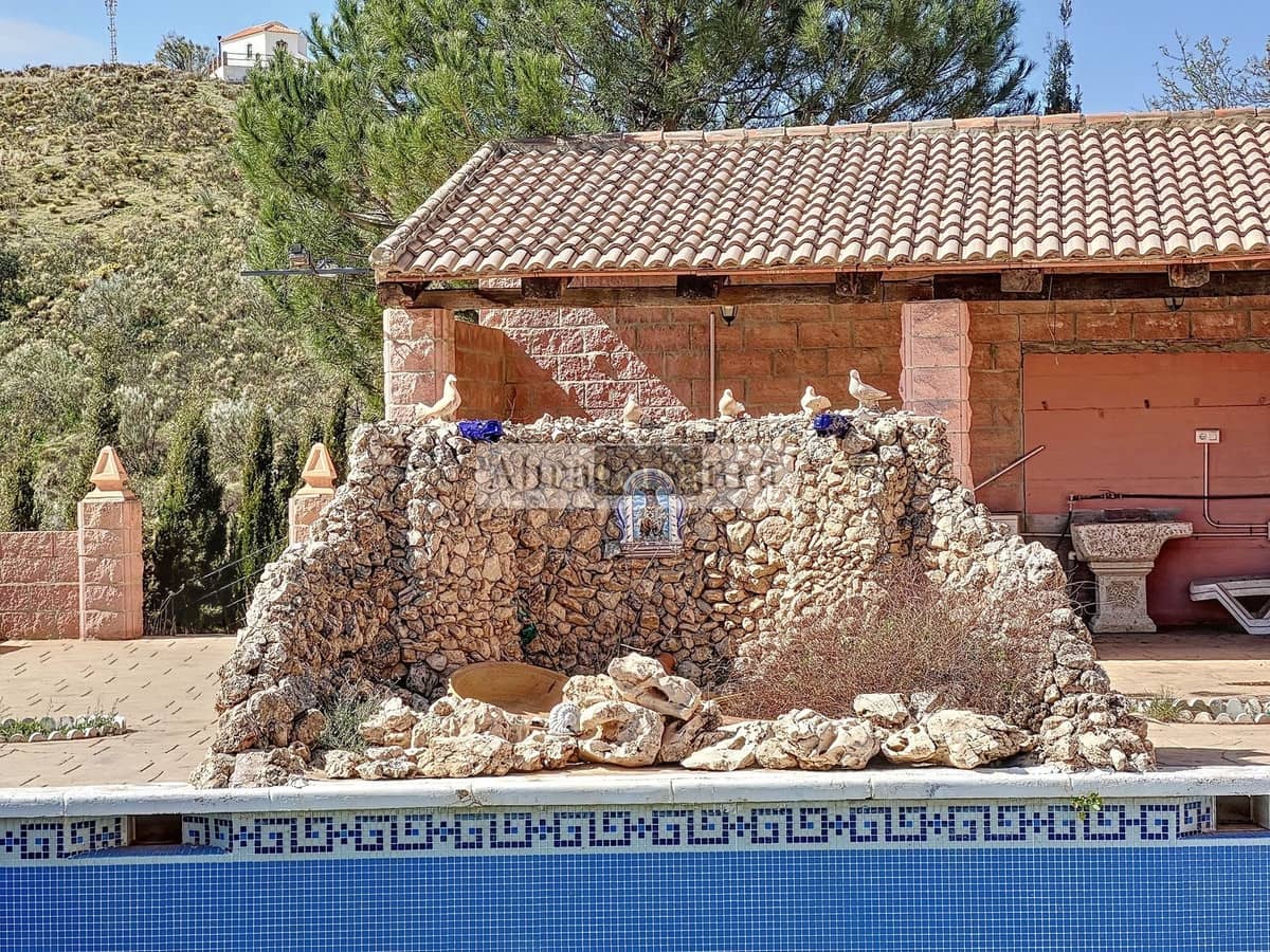 4 slaapkamer Villa te koop in Canillas de Aceituno met zwembad - € 480.000 (Ref: 8410186)