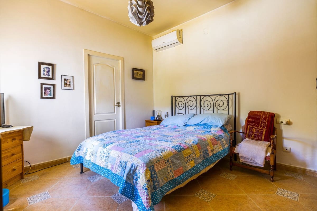 4 soveværelse Villa til salg i Comares med swimmingpool garage - € 349.000 (Ref: 8410201)