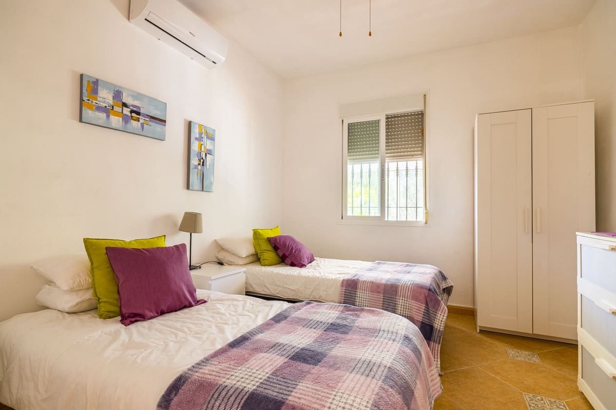 4 soveværelse Villa til salg i Comares med swimmingpool garage - € 349.000 (Ref: 8410201)