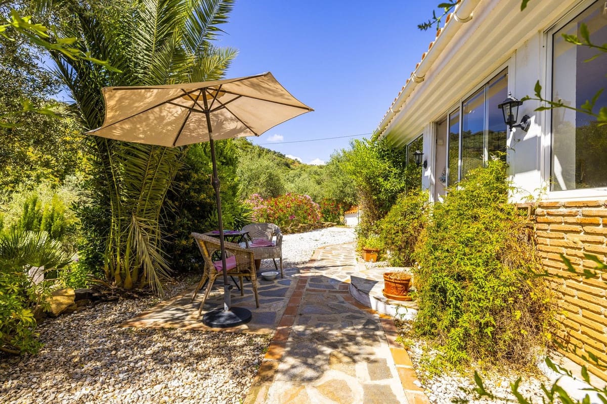 4 soveværelse Villa til salg i Comares med swimmingpool garage - € 349.000 (Ref: 8410201)