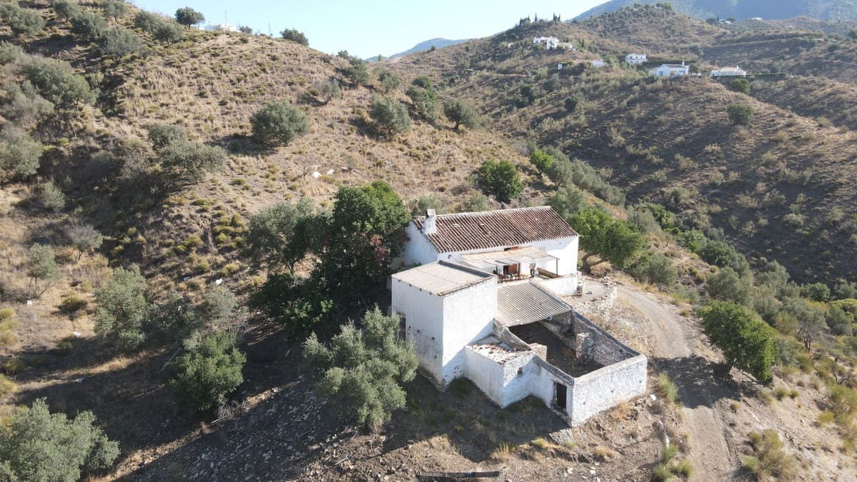 Finca/Casa Rural de 4 habitaciones en Canillas de Aceituno en venta con garaje - 350.000 € (Ref: 8410204)