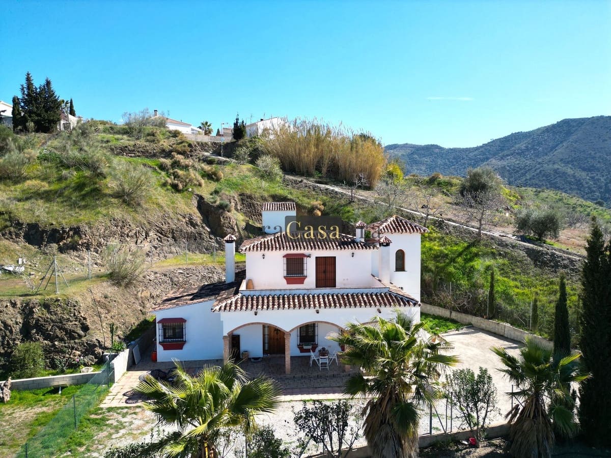3 slaapkamer Villa te koop in Canillas de Aceituno met garage - € 319.000 (Ref: 8410210)