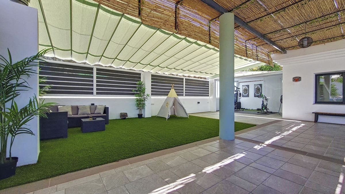 5 makuuhuone Kaupallinen myytävänä paikassa Competa mukana uima-altaan - 619 000 € (Ref: 8410789)