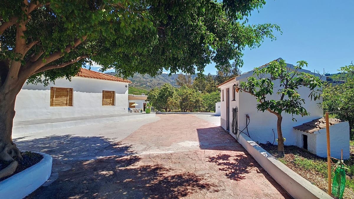 3 quarto Quinta/Casa Rural para venda em Velez-Malaga com piscina garagem - 1 225 000 € (Ref: 8410791)