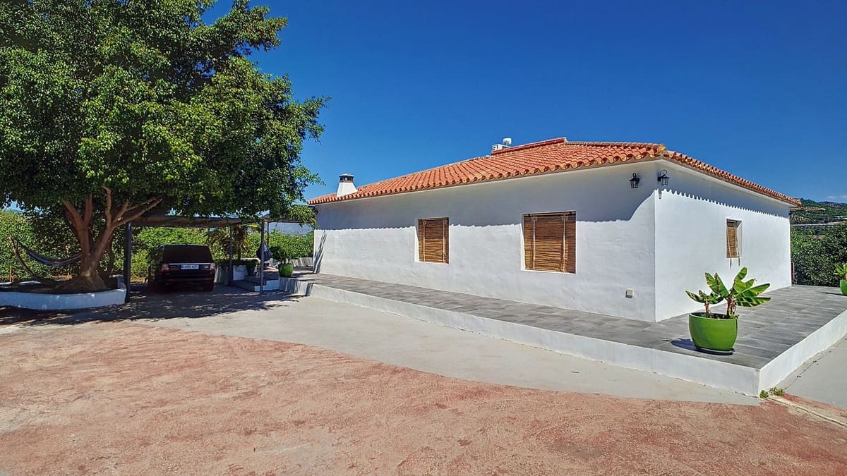 3 soveværelse Finca/Landehus til salg i Velez-Malaga med swimmingpool garage - € 1.150.000 (Ref: 8410791)