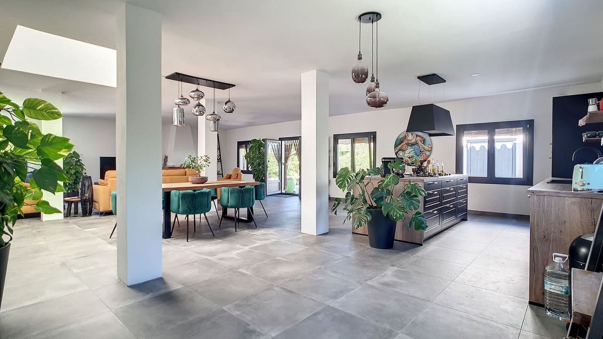 3 soveværelse Finca/Landehus til salg i Velez-Malaga med swimmingpool garage - € 1.150.000 (Ref: 8410791)