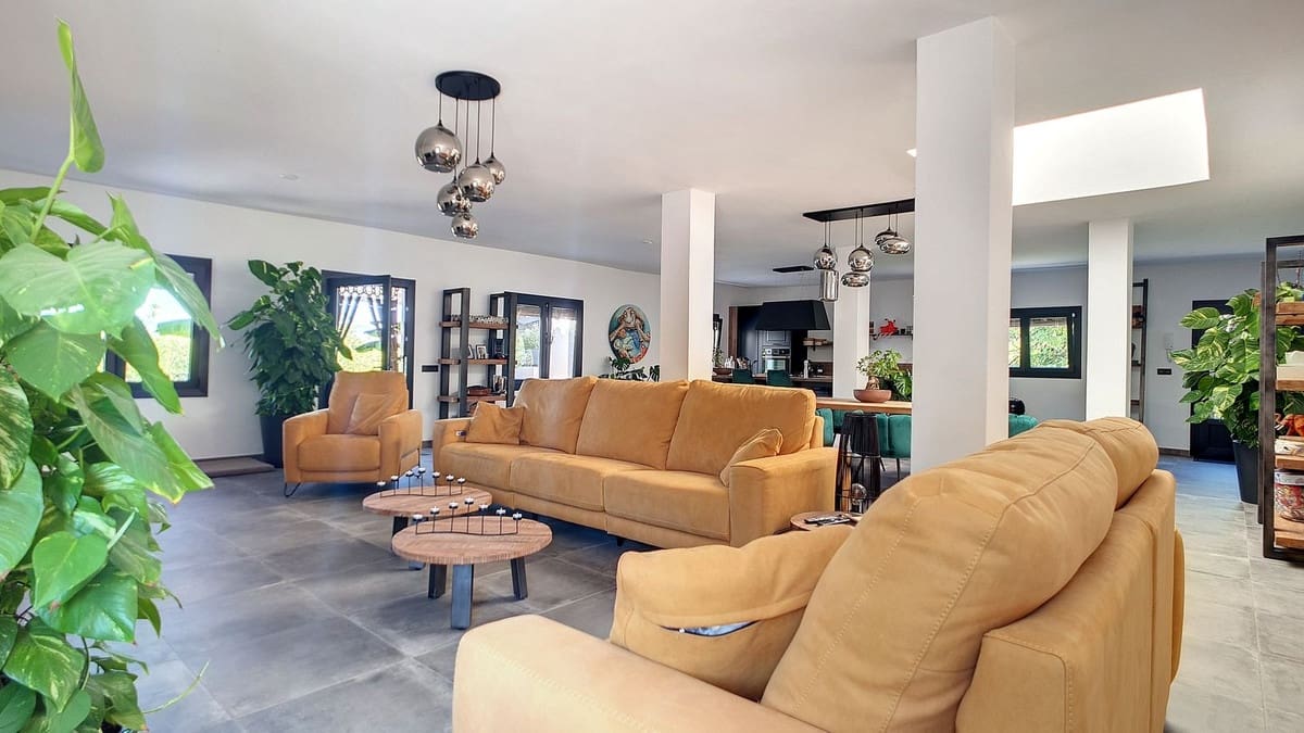 3 soveværelse Finca/Landehus til salg i Velez-Malaga med swimmingpool garage - € 1.150.000 (Ref: 8410791)