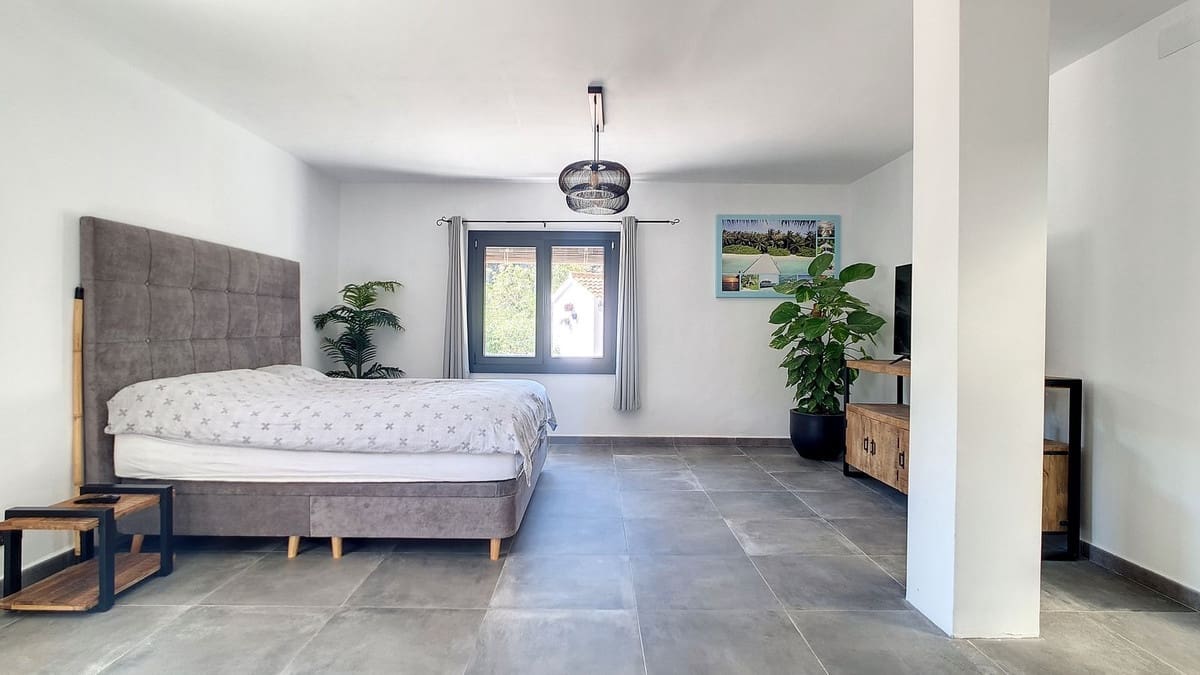 3 soveværelse Finca/Landehus til salg i Velez-Malaga med swimmingpool garage - € 1.150.000 (Ref: 8410791)