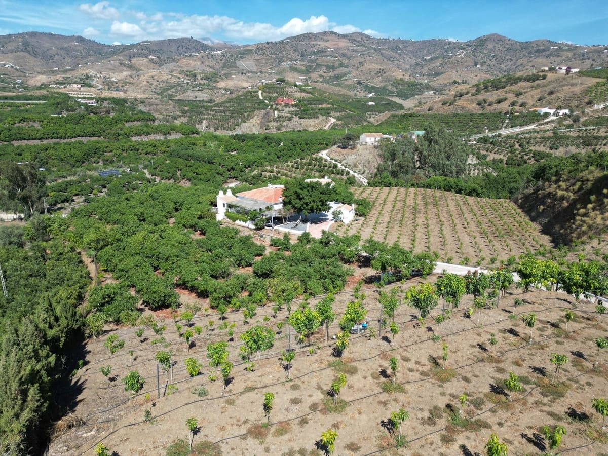 3 soveværelse Finca/Landehus til salg i Velez-Malaga med swimmingpool garage - € 1.150.000 (Ref: 8410791)