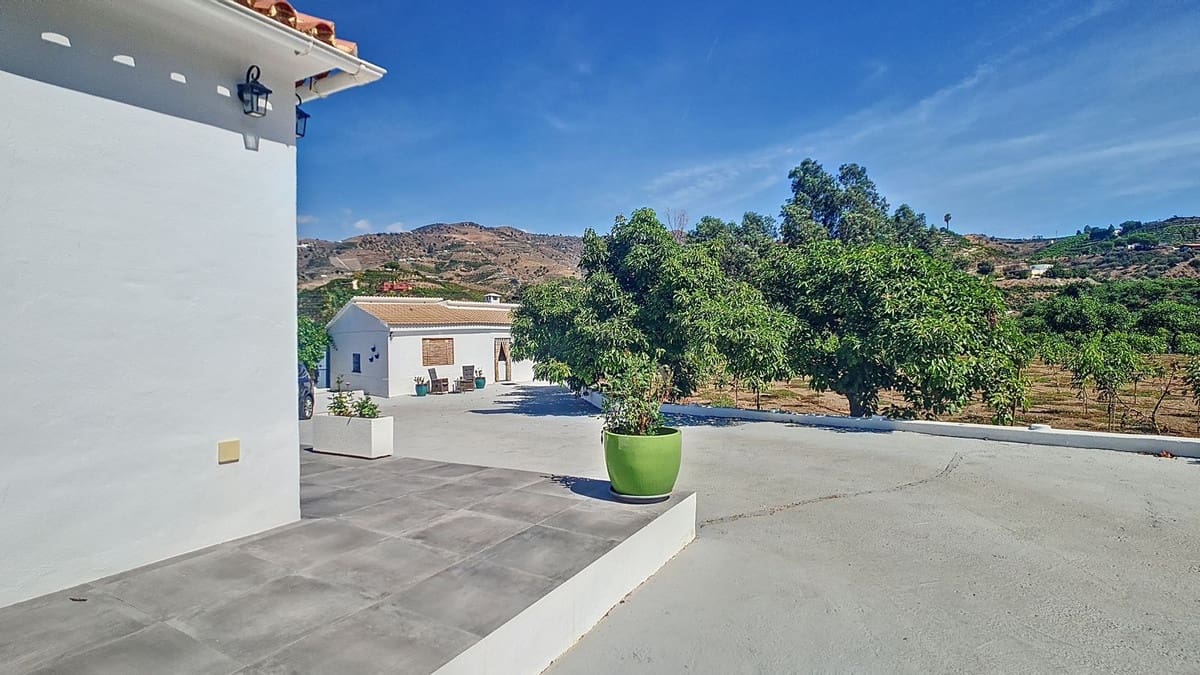 3 soveværelse Finca/Landehus til salg i Velez-Malaga med swimmingpool garage - € 1.150.000 (Ref: 8410791)