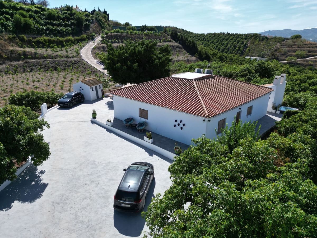 3 soveværelse Finca/Landehus til salg i Velez-Malaga med swimmingpool garage - € 1.150.000 (Ref: 8410791)