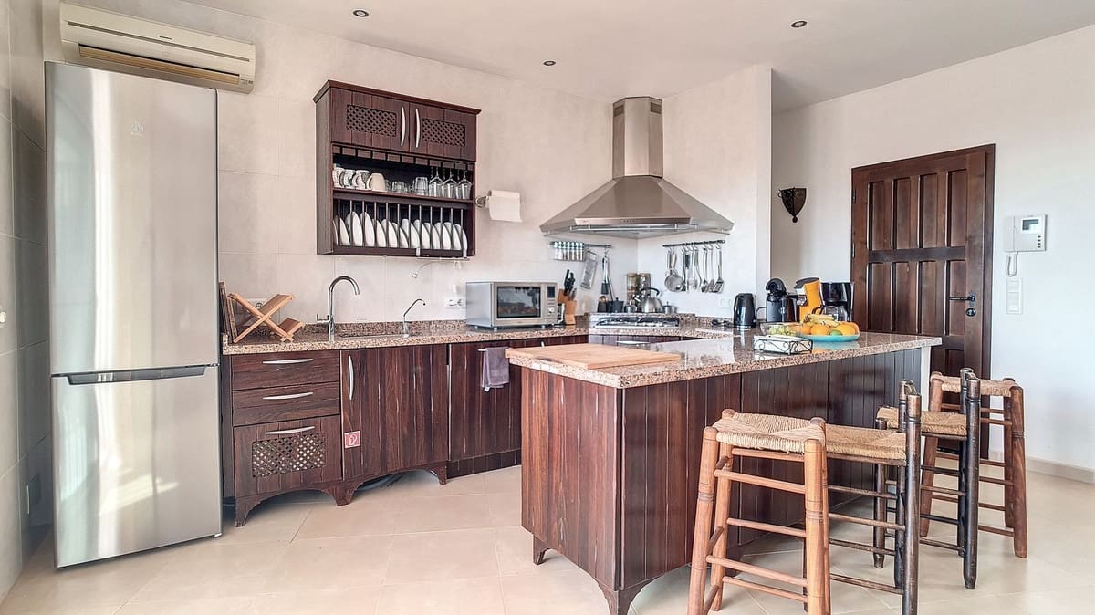 3 quarto Moradia para venda em Arenas com piscina garagem - 695 000 € (Ref: 8410795)