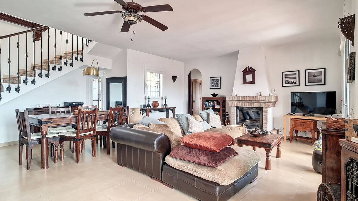 3 quarto Moradia para venda em Arenas com piscina garagem - 695 000 € (Ref: 8410795)