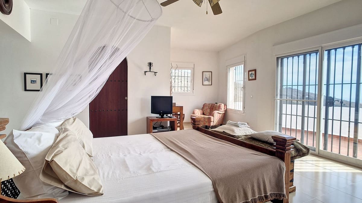 3 quarto Moradia para venda em Arenas com piscina garagem - 695 000 € (Ref: 8410795)