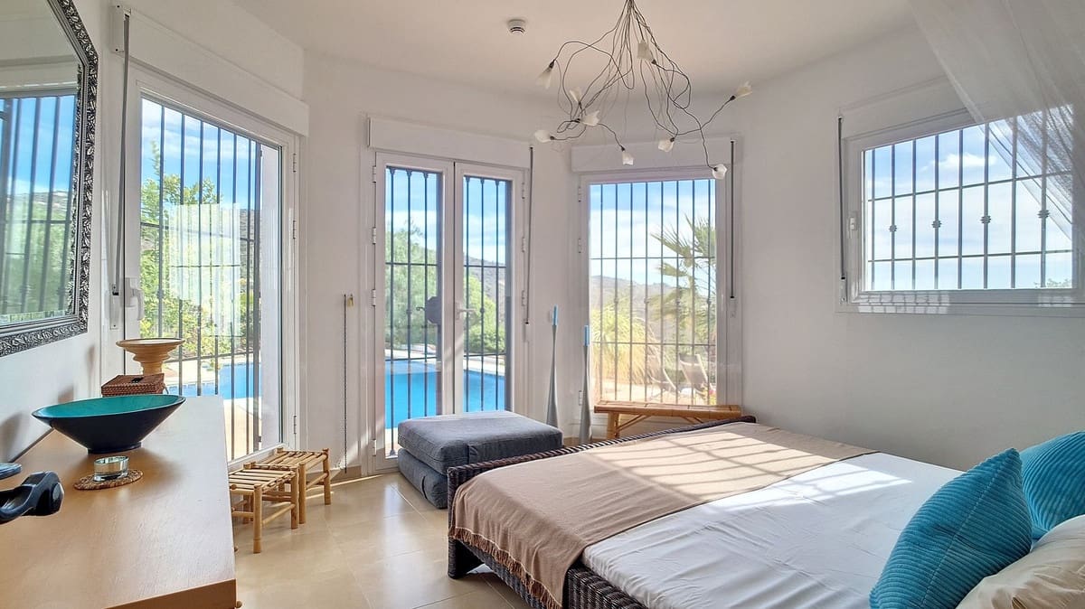 3 quarto Moradia para venda em Arenas com piscina garagem - 695 000 € (Ref: 8410795)